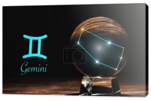 kryształowa kula z konstelacją w pobliżu znaku zodiaku Gemini na drewnianym stole odizolowana na czarno