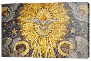 Kaplica Matki Bożej Cudownego Medalu. Duch Święty unosi się w promieniującym świetle, pomiędzy dwoma uwielbiającymi aniołami. Francja. 
