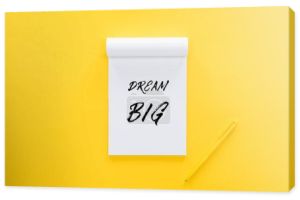 Widok z góry notebook z "marzenie duże" Cytat na żółty, celem ustawienia koncepcji