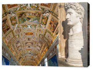 Cezar Augustus głowica posąg w pobliżu obrazów na ścianach i suficie w galerii map w Muzeum Watykańskim