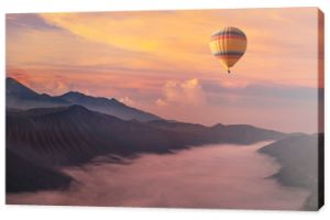 podróż balonem na ogrzane powietrze, piękny inspirujący krajobraz ze wschodem słońca kolorowe niebo