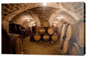 Beczki w węgierskiej piwnicy win