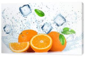 Pomarańcze z bryzgami wody