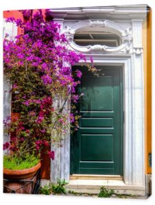 Jedne zielone drewniane drzwi w przytulnych starych ulicach w Trastevere w maju 2021 roku, Rzym, Włochy. Trastevere dzielnicy Rzymu, na zachodnim brzegu Tybru, architektury i zabytków miasta Rzymu, Lacjum, Europa