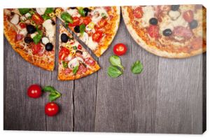 Pyszne włoskie pizze podawane na drewnianym stole