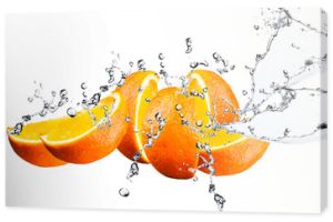 Pomarańczowe owoce i bryzgająca woda