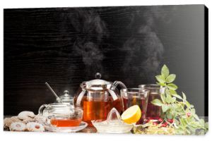 Herbata owocowa z owocami róży i kwiatami lipy w serwisie do herbaty