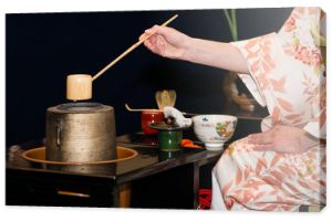 Japońska ceremonia parzenia herbaty prowadzona przez mistrza herbaty (płytkie DOF)