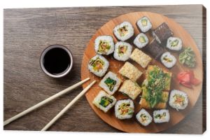 Zestaw sushi w okrągłe drewniane płyty