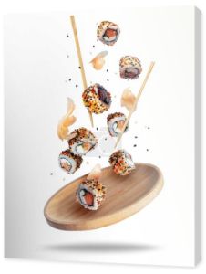 Świeże bułki sushi z imbirem spadające na drewnianą płytę izolowaną na białym tle