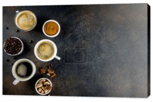 Trzy filiżanki kawy, fasola, mielone kawy i brązowy cukier. Widok z góry ciemnym niebieskim tle wpisanie tekstu