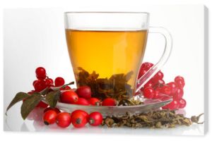 Zielona herbata z czerwoną kaliną i biodrami w szklanym kubku na białym tle