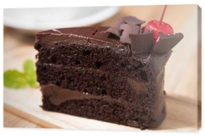 zbliżenie na kawałek ciasta czekoladowego