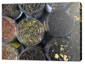 Różnych odmian elitarnych herbaty zielone i czarne.