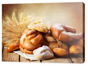 Piekarnia Chleb na Drewnianym Stole. Różne Chleby i Snopki