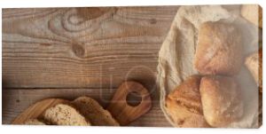 Widok z góry na świeży chleb i bułeczki na drewnianym stole rustykalnym, panoramiczny strzał