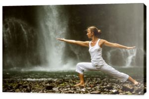 kobieta medytująca robi jogę między wodospadami