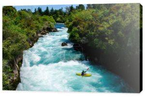 Podróż do Nowej Zelandii. Najpopularniejsza atrakcja turystyczna Huka Falls nad jeziorem Taupo, North Island. Biała i turkusowa woda, zielony las na tle. Piękny widok. Aktywne letnie wakacje. 