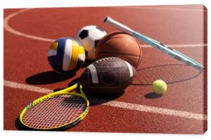 Różnorodny sprzęt sportowy, w tym amerykański futbol, piłka nożna, rakieta tenisowa, piłka tenisowa i koszykówka.