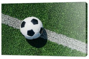 Widok z góry z piłki nożnej na zielonej trawie z białą linią