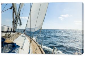 Jacht pływa po Oceanie Atlantyckim podczas rejsu w słoneczny dzień