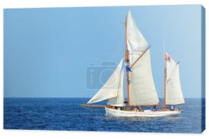 Stary statek wysoki historycznych (jacht) z białe żagle w błękitne morze