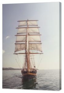 stary statek historycznych (jacht) z białe żagle, żeglarstwo w morzu