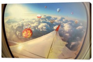 Chmury, niebo i balony widziane przez okno samolotu