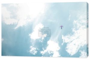Widok z dołu z lecącego samolotu w błękitne niebo, białe chmury