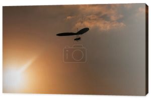 Szybowce (Hang-Glider) sylwetka w niebo zachód słońca