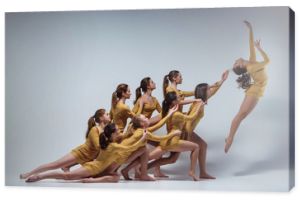 Grupa tancerzy baletowych nowoczesnych