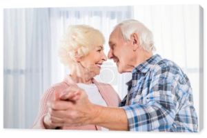 widok boczny uśmiechający się starszy para razem tańczyć w domu