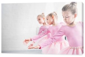piękne, małe dzieci w odzież różowy dancing w studio baletu