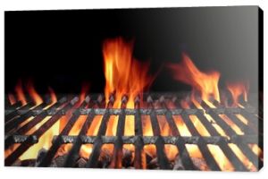 Gorący grill na węgiel drzewny z jasnymi płomieniami