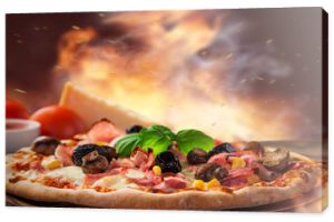 Pyszna włoska pizza serwowana na drewnianym stole