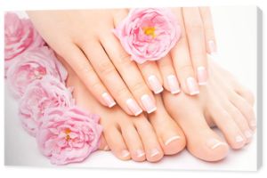 Relaksujący pedicure i manicure z różowym kwiatem róży