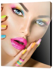 Piękna twarz dziewczyny z żywym makijażem i kolorowym lakierem do paznokci