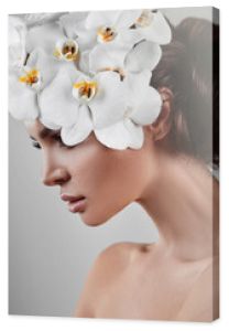 Portret pięknej, efektownej, zmysłowej brunetki z kwiatami