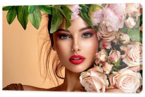 Piękna biała dziewczyna z kwiatami. Oszałamiająca brunetka dziewczyna z dużym bukietem kwiatów róż. Zbliżenie twarzy młodej pięknej kobiety ze zdrową czystą skórą. Ładna kobieta z jasnym makijażem