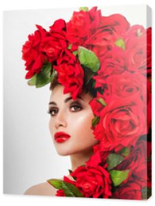 Piękna kobieta twarz otoczona czerwonymi różami. Idealna skóra. Profesjonalny makijaż.