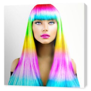 Piękna dziewczyna modelka z kolorowymi farbowanymi włosami