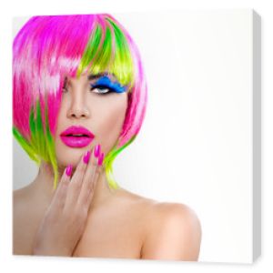 Piękna dziewczyna modelka z kolorowymi farbowanymi włosami