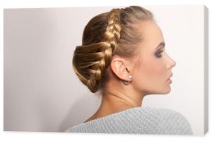 portret pięknej młodej kobiety blondynka na jasnym tle z fryzurą na głowie. miejsce na kopię.