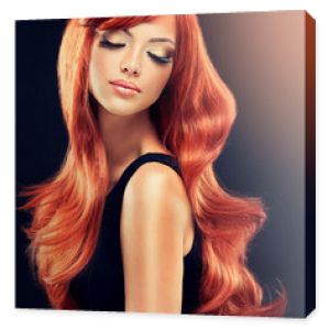 Piękny model dziewczyna z długimi rudymi włosami kręconymi. Fryzura i kosmetyki