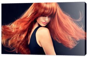 Piękny model dziewczyna z długimi rudymi włosami kręconymi. Fryzura i kosmetyki
