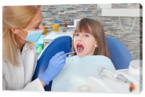 Małe dziecko u dentysty