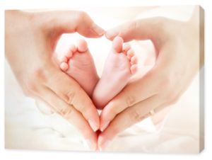 stopy dziecka w rękach matki - kształt paleniska