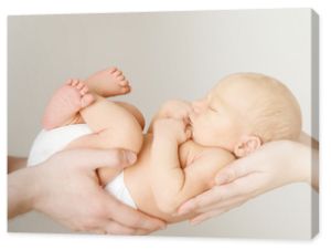 noworodek śpi na rękach rodziców, koncepcji dziecka i rodziny
