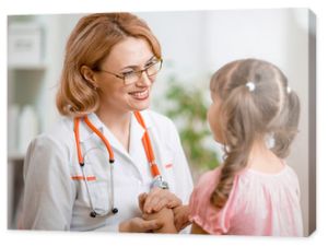 Pozytywny lekarz pediatra badający dziecko