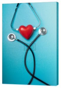Widok z góry dekoracyjne czerwone serce z czarnym stetoskopem na niebieskim tle, koncepcja Światowego Dnia Zdrowia